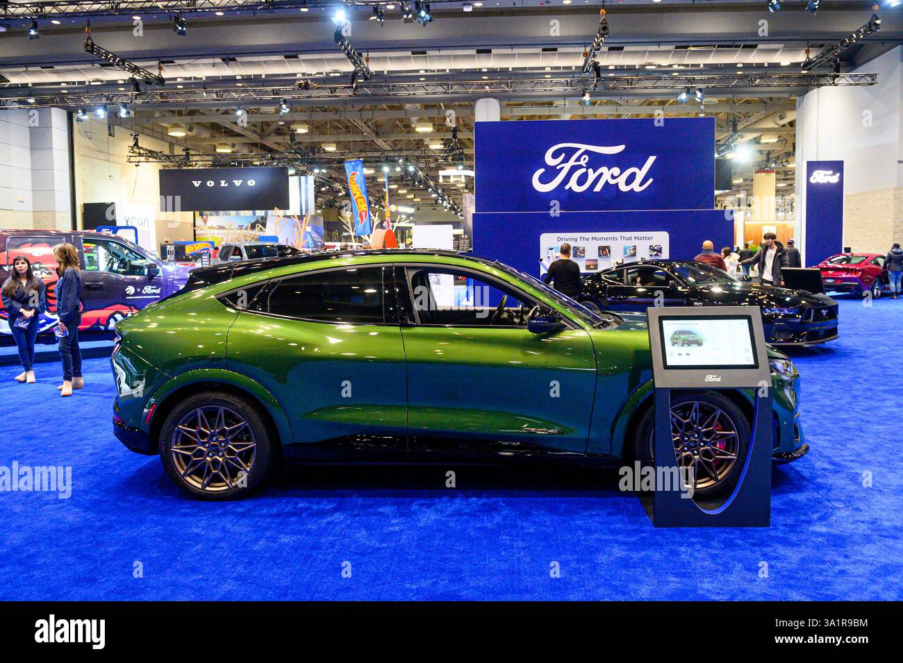 Toronto, ON, Canada - 14 febbraio 2025: 2024 Mustang Mach-e GT presentato al Canadian International AutoShow 2025. Foto Stock