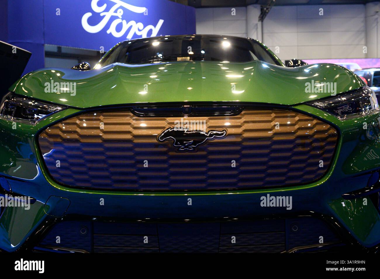 Toronto, ON, Canada - 14 febbraio 2025: 2024 Mustang Mach-e GT presentato al Canadian International AutoShow 2025. Foto Stock