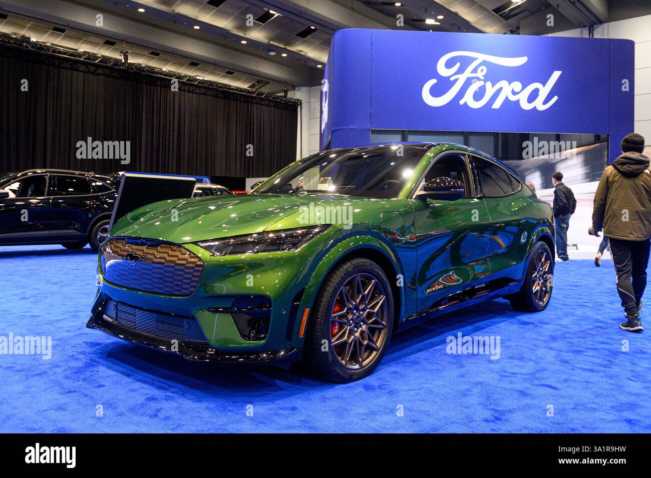 Toronto, ON, Canada - 14 febbraio 2025: 2024 Mustang Mach-e GT presentato al Canadian International AutoShow 2025. Foto Stock