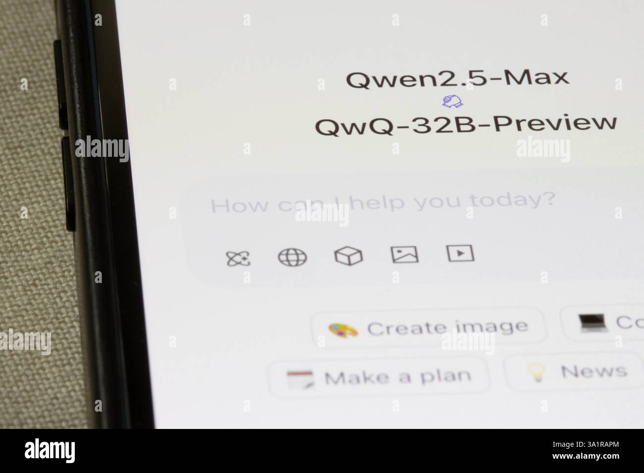 Qwen Chat, gigante tecnologico cinese di Alibaba Cloud, funziona su Qwen2.5-Max e il modello di ragionamento QwQ-32B, appena lanciato, è visibile sul suo sito web su un iPhone. Foto Stock