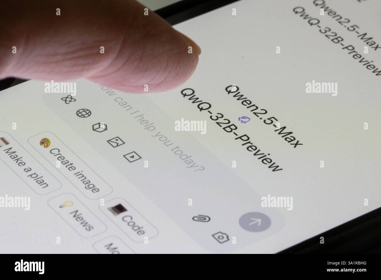 Qwen Chat, gigante tecnologico cinese di Alibaba Cloud, funziona su Qwen2.5-Max e il modello di ragionamento QwQ-32B, appena lanciato, è visibile sul suo sito web su un iPhone. Foto Stock