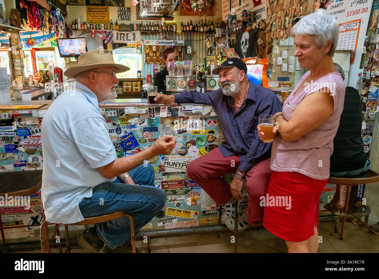 I viaggiatori dell'Outback scambiano informazioni sulle condizioni della strada nel bar del pub Daly Waters nel territorio del Nord dell'Australia Foto Stock