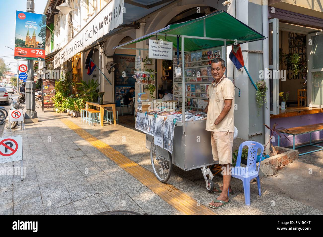 Il commercio di strada, uomo, senza mani, vende disegni, strade cittadine e autostrade a Siem Reap, Cambogia Foto Stock