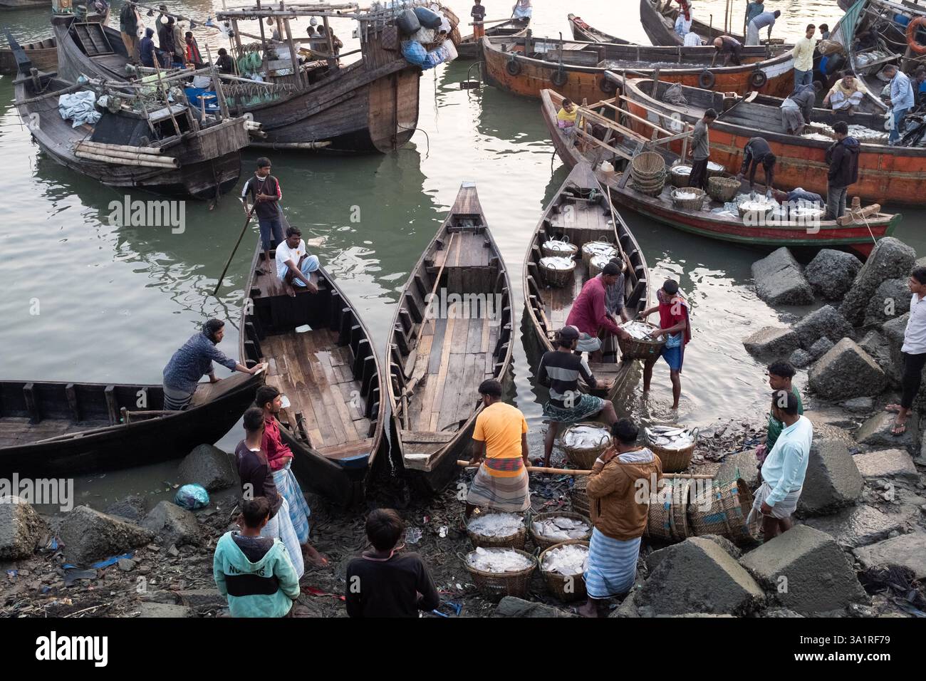 Porto di pesca tradizionale, Cox's Bazar, Bangladesh Foto Stock