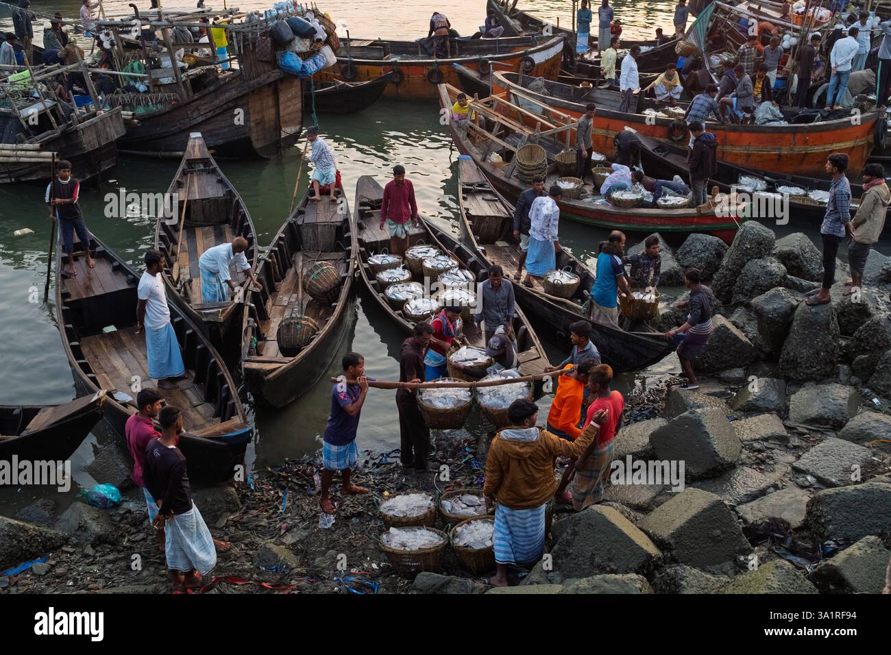 Porto di pesca tradizionale, Cox's Bazar, Bangladesh Foto Stock