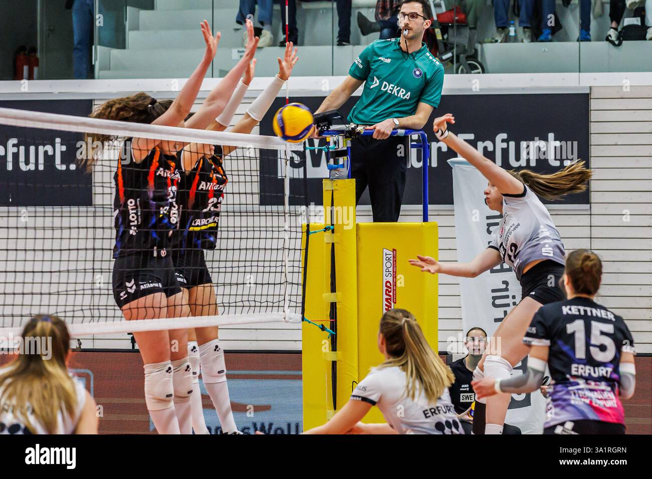 Erfurt, Germania. 8 marzo 2025. Tabea-Eliane Dreiack (Schwarz-Weiss Erfurt, 12) überwindet den Block von Lucia Varela (MTV Stuttgart, 12) und Maria Segura Palleres (MTV Stuttgart, 33), 08.03.2025, Erfurt (Deutschland), pallavolo, 1) Bundesliga Frauen, Schwarz-Weiss Erfurt - Allianz MTV Stoccarda credito: dpa/Alamy Live News Foto Stock