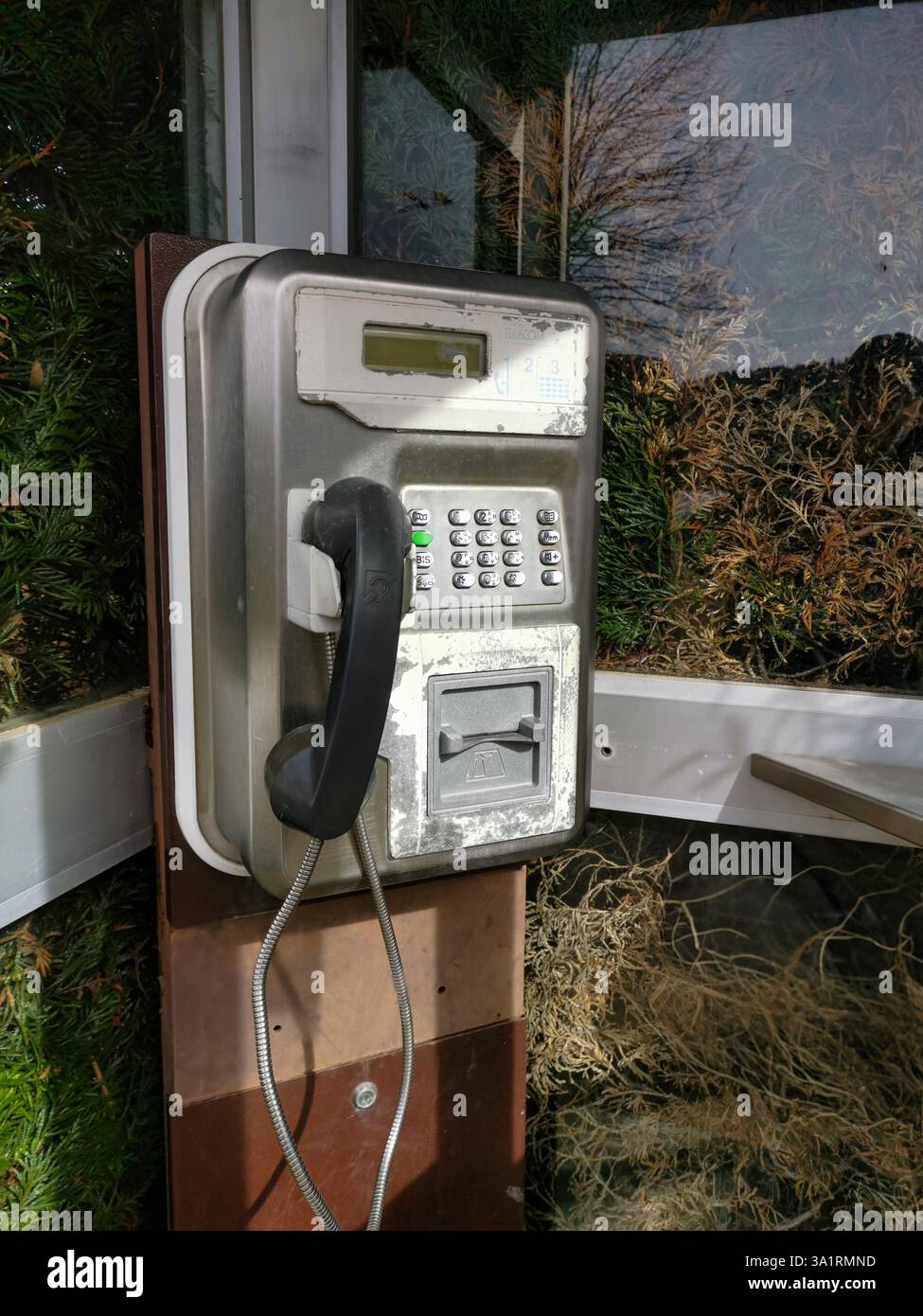 Annidata in campagna, una cabina telefonica dalle intemperie offre uno sguardo al passato. Francia - Immagine stock catturata con smartphone