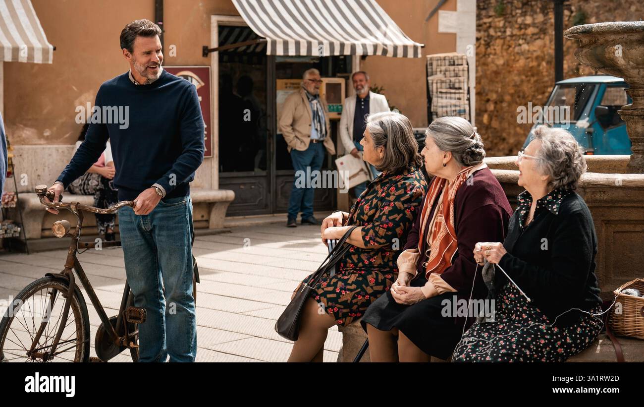 SCOTT FOLEY ne LA DOLCE VILLA (2025), diretto da MARK WATERS. Crediti: DAE Light Media / Film in prima fila / album Foto Stock