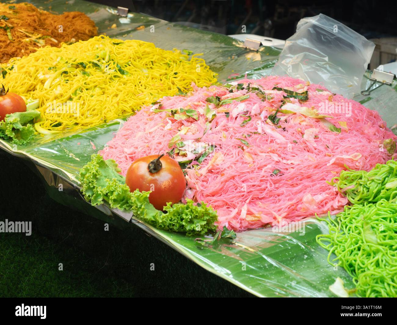 Una varietà di spaghetti fritti in padella sono cibo di strada locale come pasto veloce e facile in Thailandia. Foto Stock