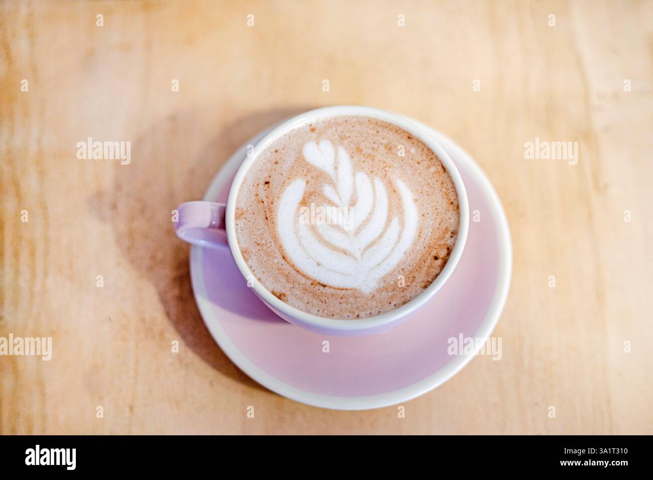 tazza di cioccolata calda o caffè caldo con un motivo a foglia. Foto Stock