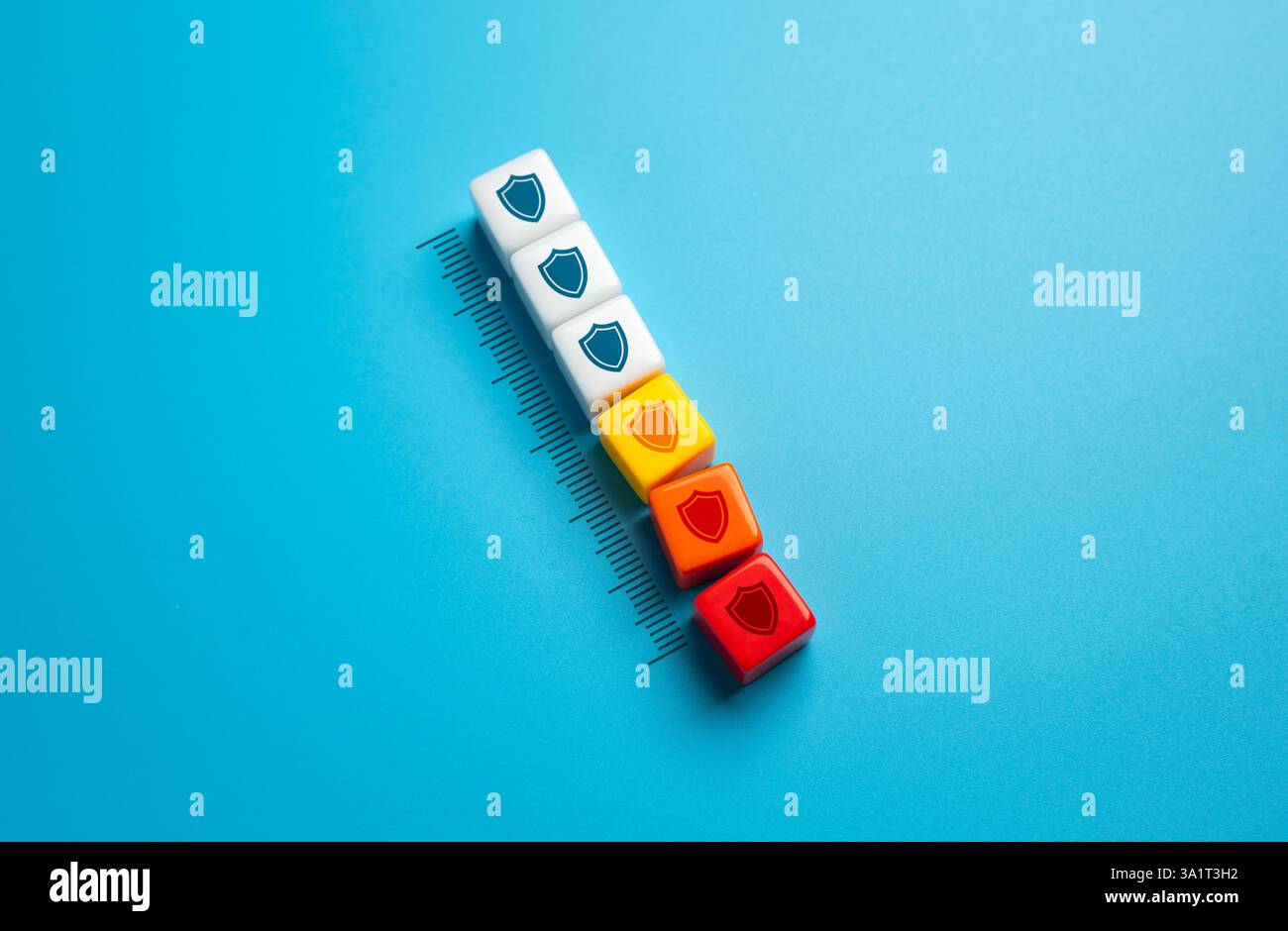 Indebolimento della protezione. Protezione informatica. Tutela legale dei diritti e dei beni. Minacce informatiche, violazioni dei dati e sfruttamento. Rafforzare la difesa Foto Stock