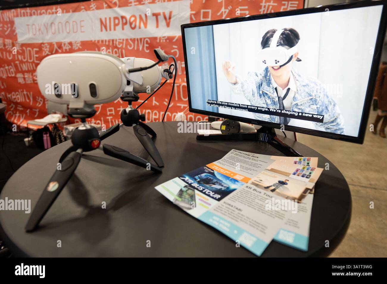 Austin, Stati Uniti. 9 marzo 2025. Nippon TV presenta la sua esperienza di realtà aumentata, in cui i fan possono interagire con i loro idoli pop giapponesi preferiti, al SXSW Expo in corso ad Austin, Texas, Stati Uniti, il 9 marzo 2025. SXSW Expo si è tenuto domenica durante il South by Southwest (SXSW) 2025, la convergenza annuale di tecnologia, film e musica, che si svolge dal 7 al 15 marzo ad Austin. SXSW Expo è la convergenza di tutti i settori all'avanguardia in termini di tecnologia, design, bene sociale, salute e altro ancora. Crediti: Christopher Davila/Xinhua/Alamy Live News Foto Stock