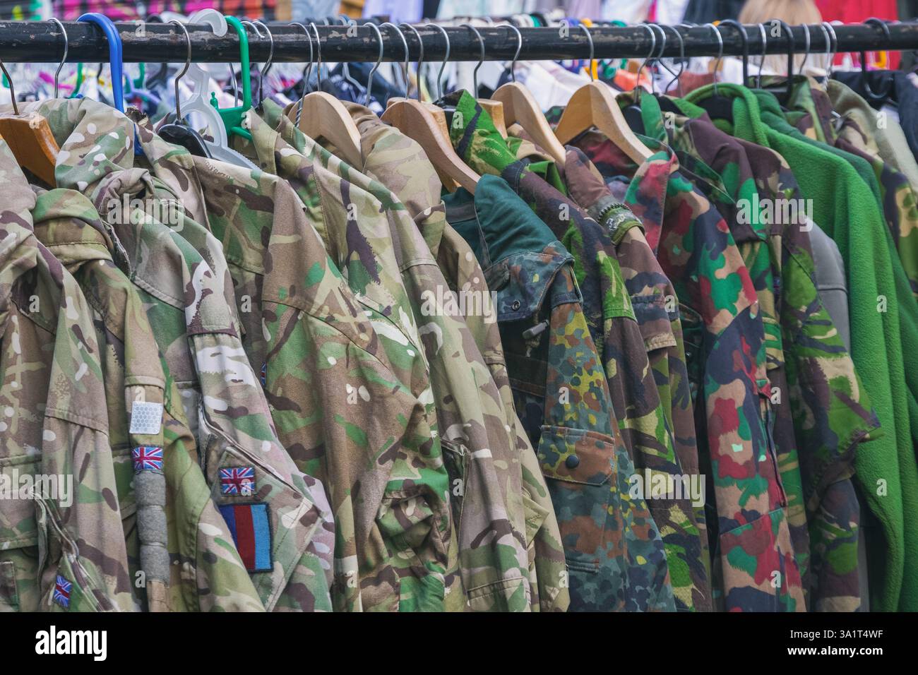 Una selezione di giacche mimetiche militari esposte al Brick Lane Market di Londra, Inghilterra Foto Stock