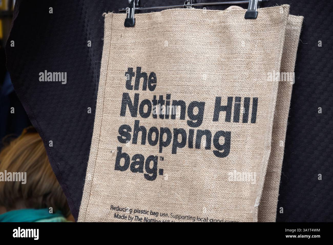 Londra, Regno Unito - 12 ottobre 2024 - Borsa in iuta marrone della Notting Hill Shopping Bag in mostra Foto Stock