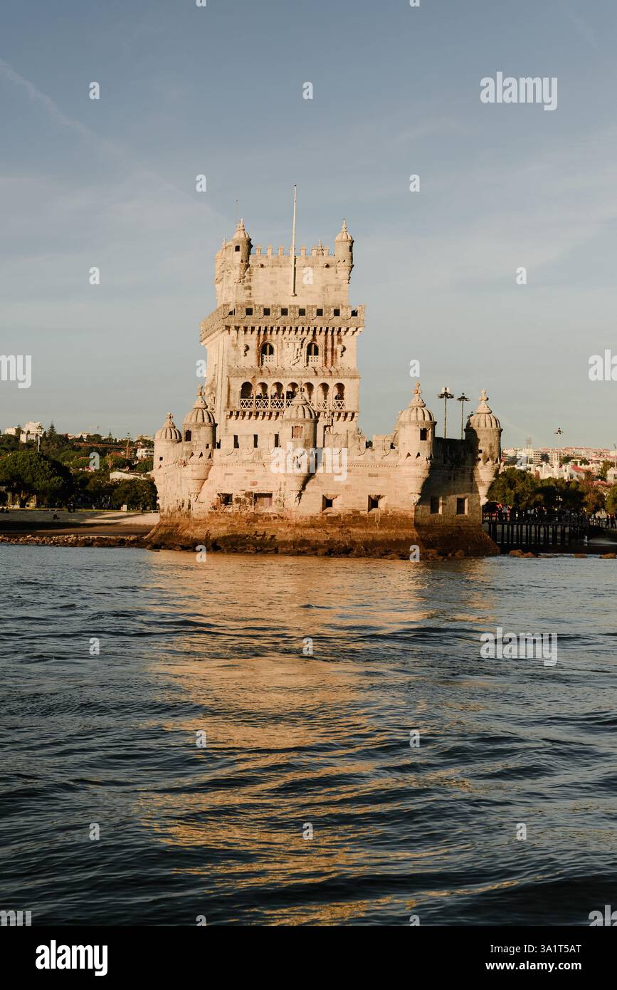Ora d'oro alla Torre di Belém che si riflette sul fiume Tago Foto Stock