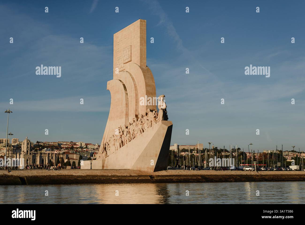 Monumento alle scoperte con skyline di Lisbona Foto Stock