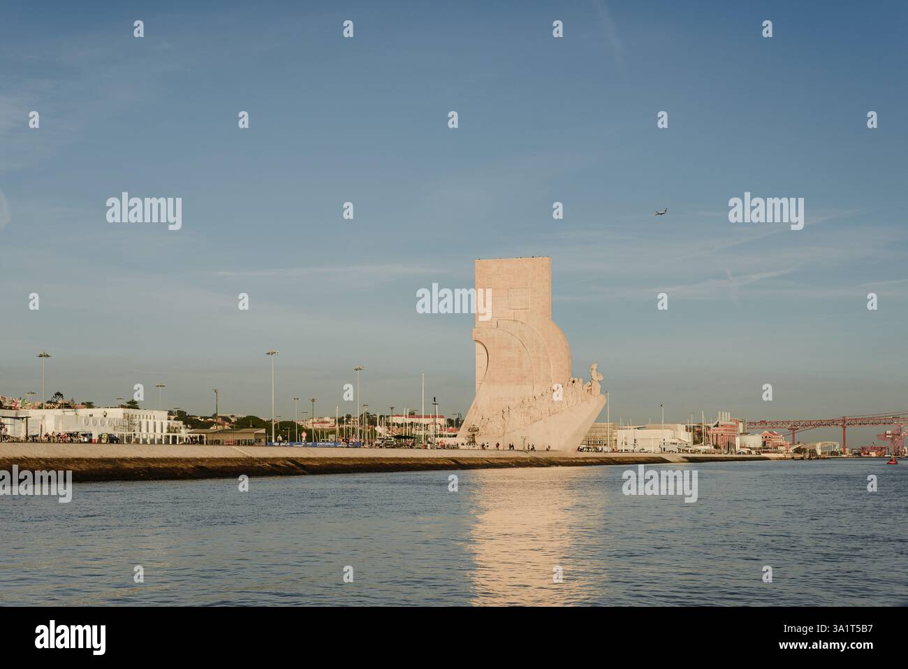 Monumento alle scoperte lungo il fiume Tago a Lisbona Foto Stock
