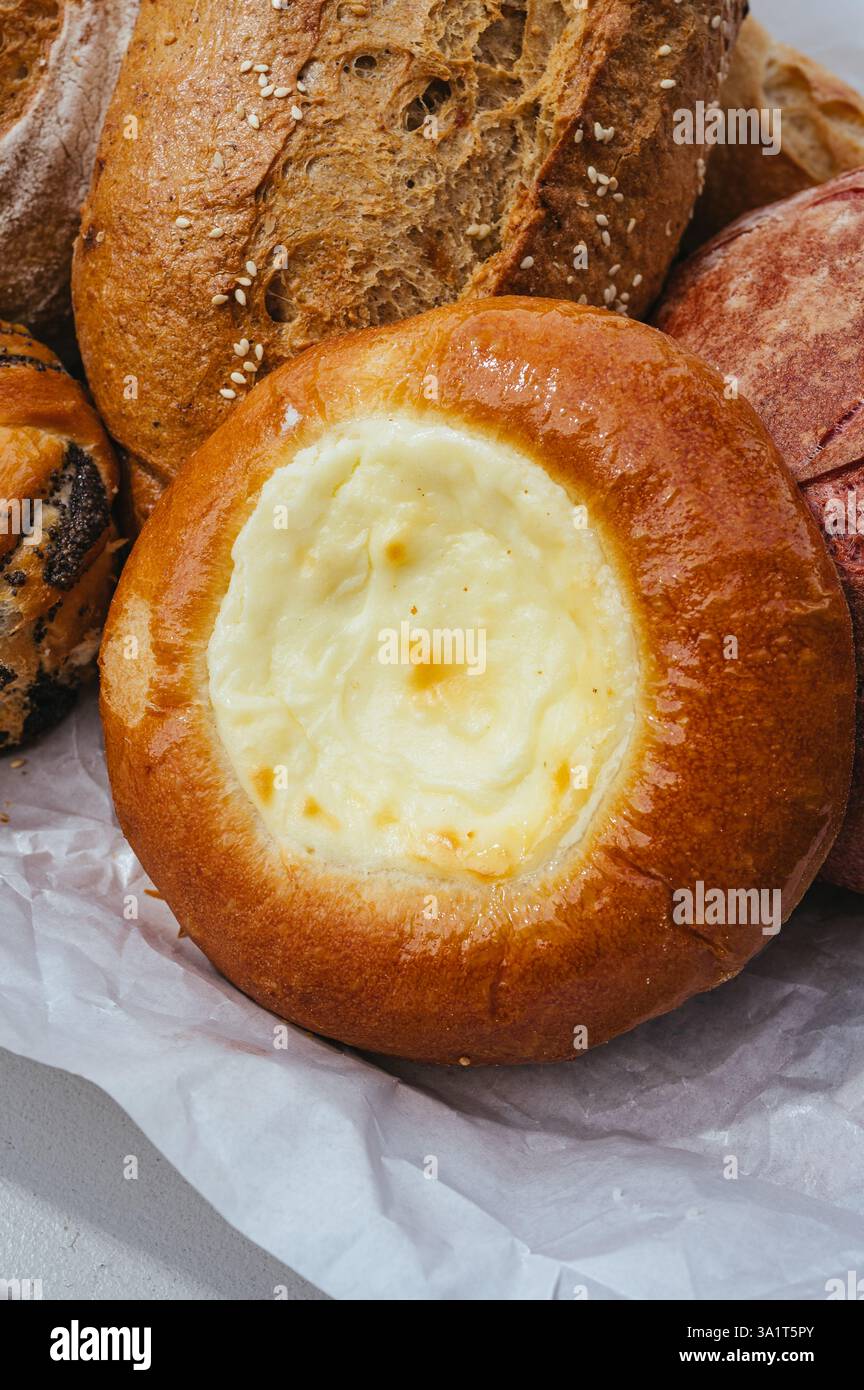 panino rotondo con panna acida Foto Stock