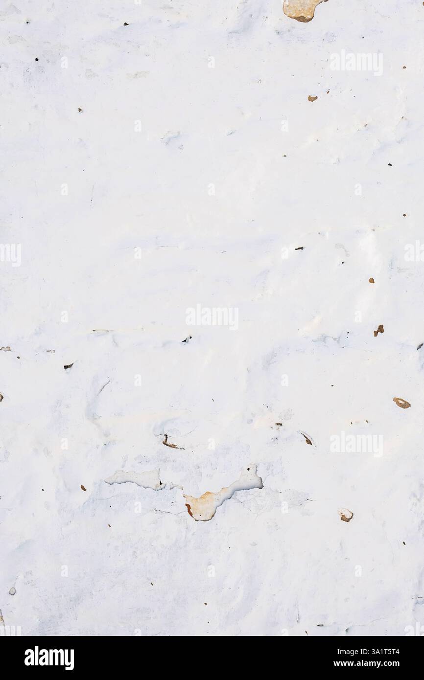 Vernice scura su White Brick Wall. Foto Stock