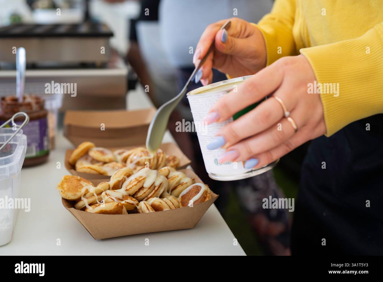 Mini Pancakes olandesi Poffertjes. Soffici mini frittelle che vengono servite con un po' di zucchero a velo e panna. Tipico poffertjes olandese - piccoli pancake. Foto Stock