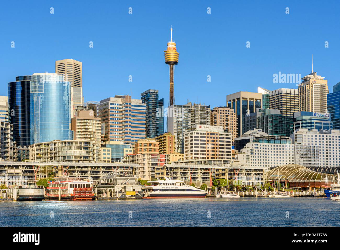 Sole nel tardo pomeriggio sul King Street Wharf e sullo skyline del CBD lungo il lato orientale di Darling Harbour, Sydney, NSW, Australia Foto Stock