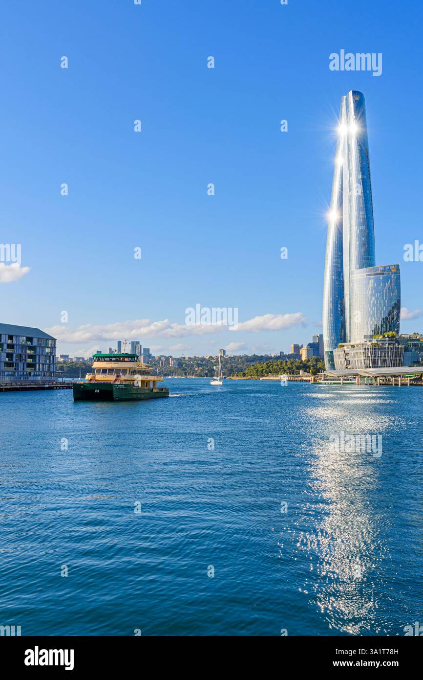 Il traghetto di Sydney naviga oltre le Crown Towers Sydney, Barangaroo, Sydney, nuovo Galles del Sud, Australia Foto Stock