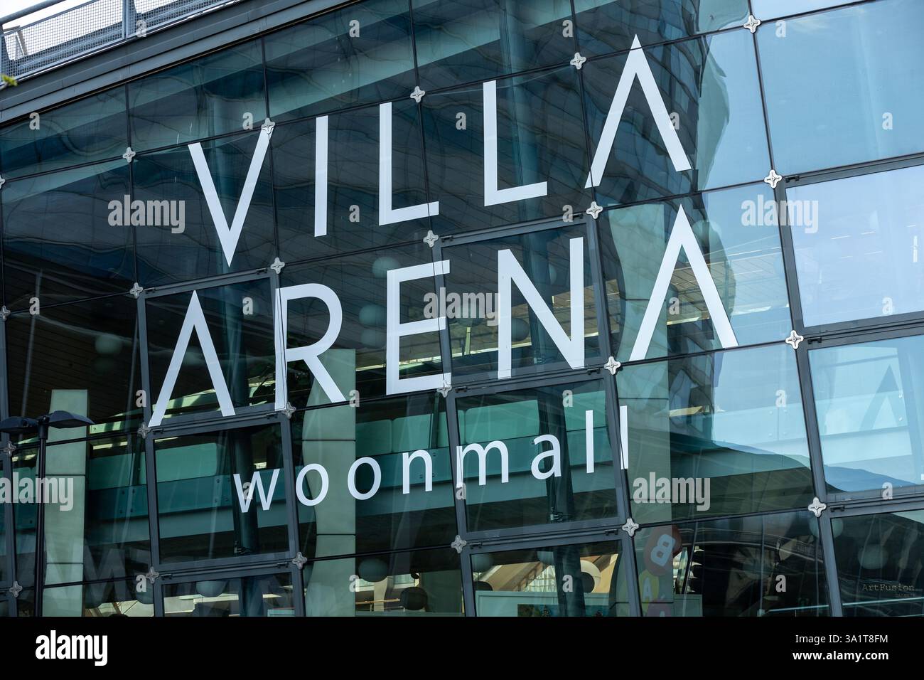 Il logo della Villa Arena Amsterdam sulle finestre, Woonmall , con 50 negozi di arredamento, è il più grande centro commerciale coperto dei Paesi Bassi. Foto Stock