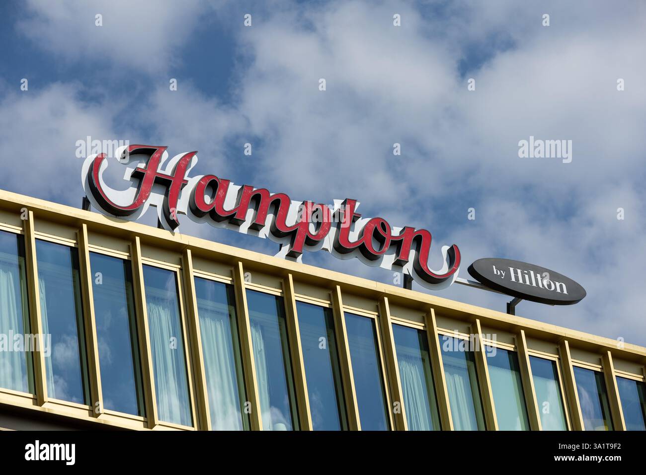 Cartello con il logo dell'hotel Hampton Hilton. Sul tetto dell'hotel Foto Stock