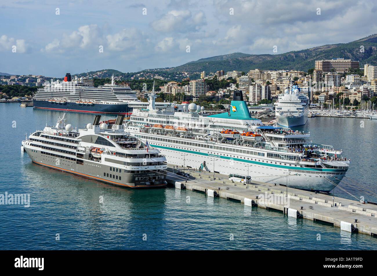 Navi da crociera l'AUSTRAL (Ponant Explorations Group), REGINA VITTORIA (Cunard) e ALBATROS (Phoenix Reisen) a Palma di Maiorca, Isole Baleari, Spagna Foto Stock