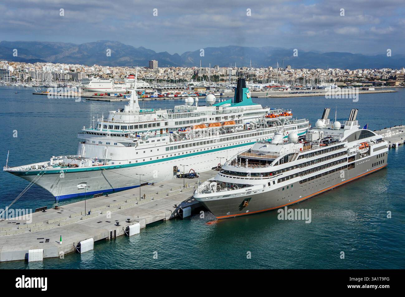 Navi da crociera l'AUSTRAL (Ponant Explorations Group), REGINA VITTORIA (Cunard) e ALBATROS (Phoenix Reisen) a Palma di Maiorca, Isole Baleari, Spagna Foto Stock