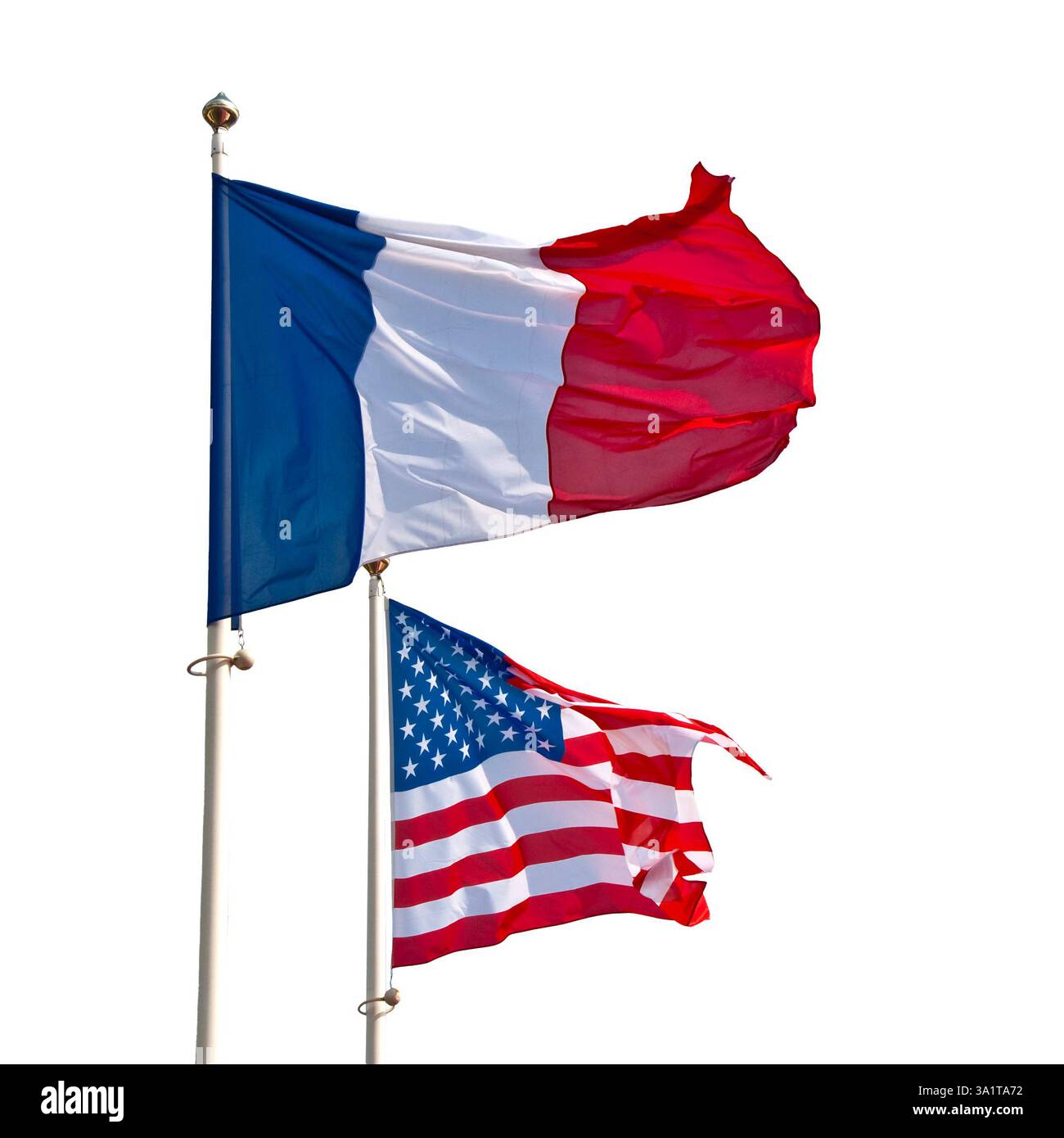 Foto di pali con bandiere americane e francesi, simbolo dell'amicizia di Stati Uniti e Francia isolato su sfondo bianco Foto Stock