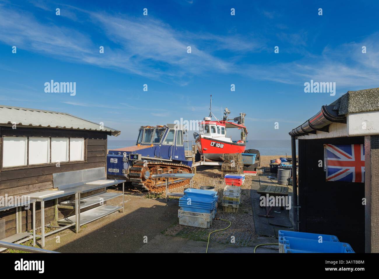 Barca da pesca e trattore in servizio sulla spiaggia di Aldeburgh. Foto Stock