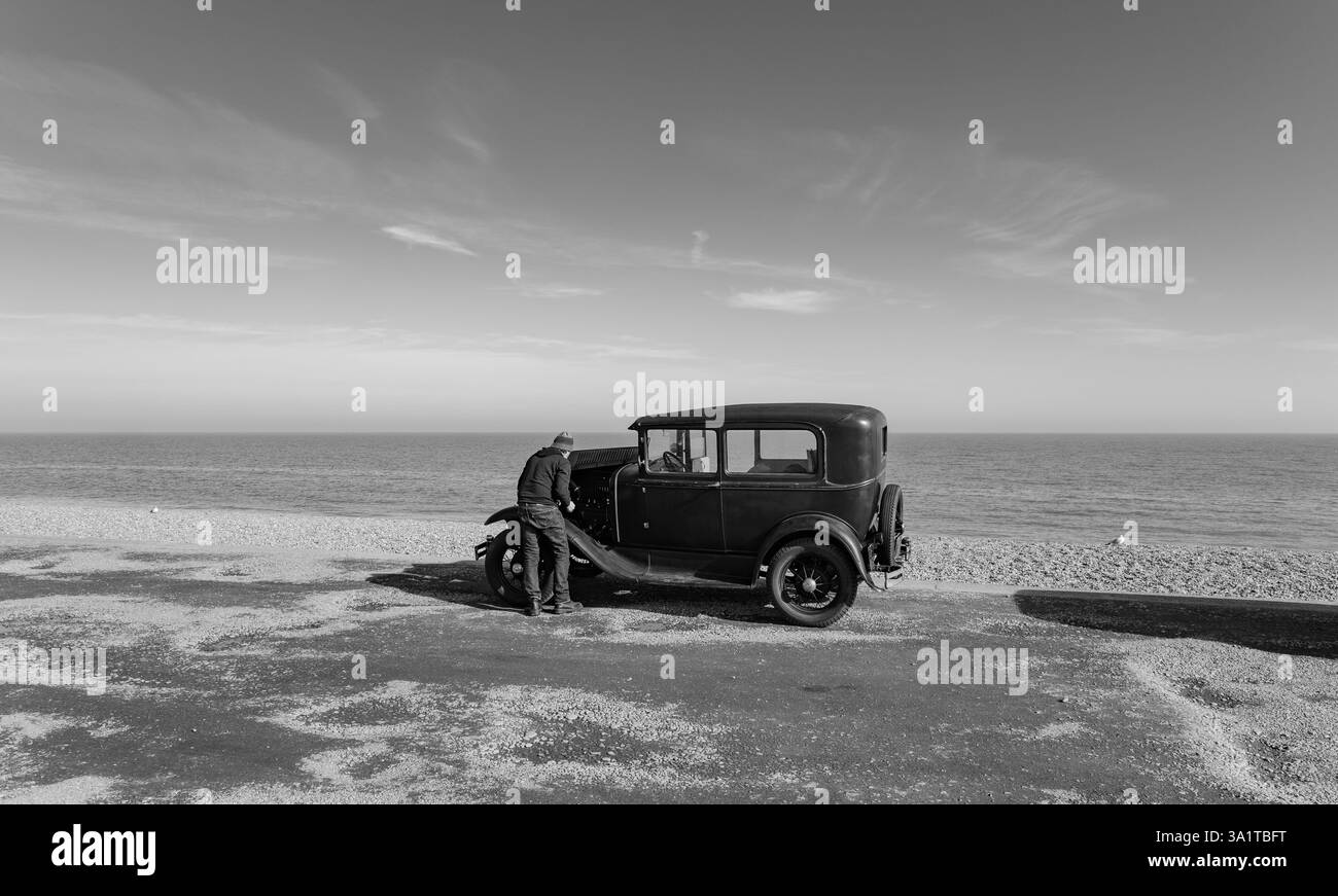 Auto d'epoca custodita lungo la strada sulla spiaggia di Aldeburgh, Suffolk. Foto Stock