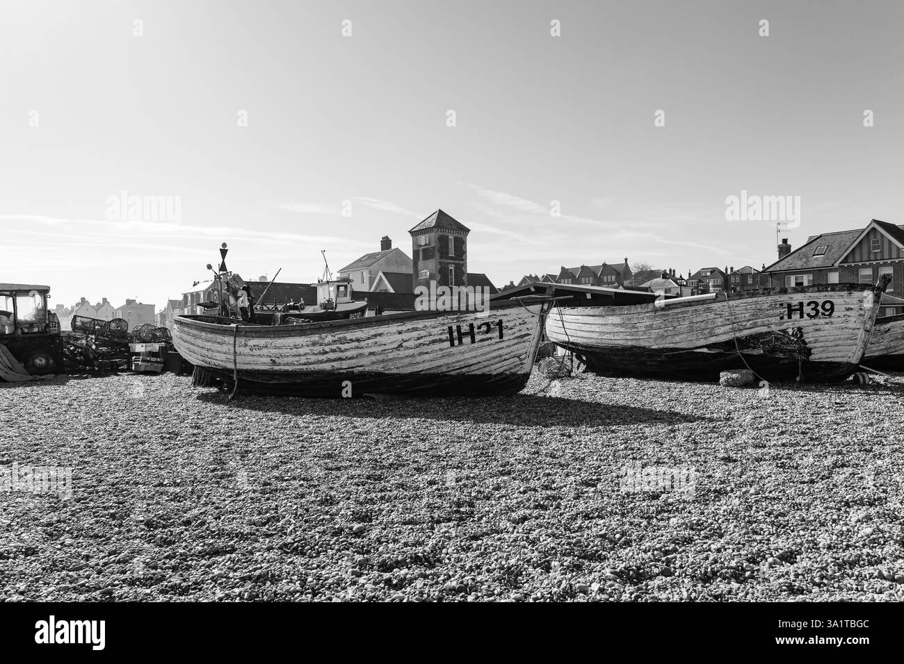 Barche sulla spiaggia di ciottoli di Aldeburgh, Suffolk. Foto Stock