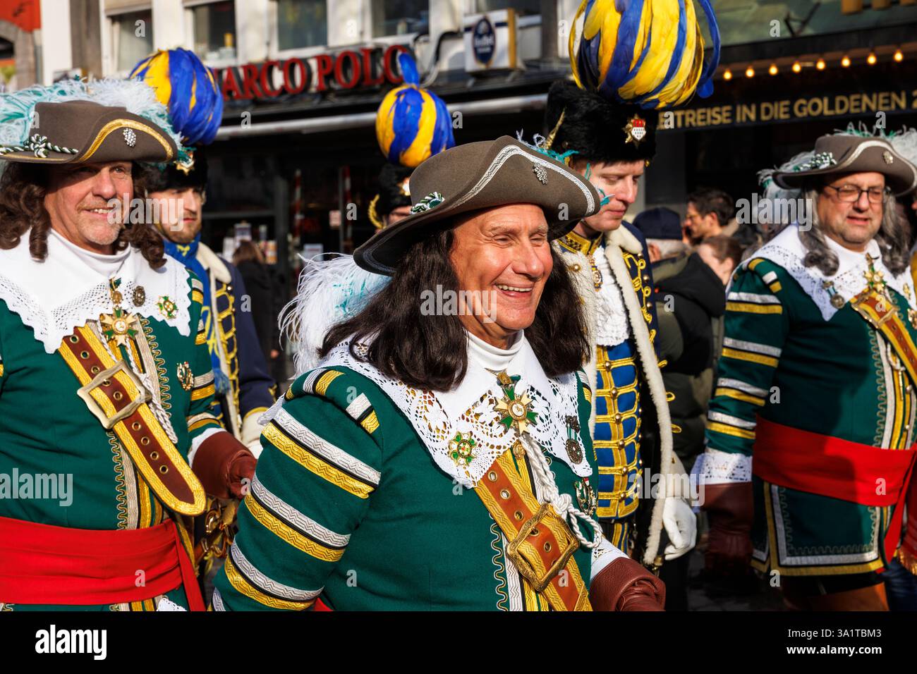 carnevale di Colonia, corpo equestre 'Jan von Werth' e guardiani della società del carnevale Treuer Husar sul mercato Vecchio, Colonia, Germania. ###EDI Foto Stock