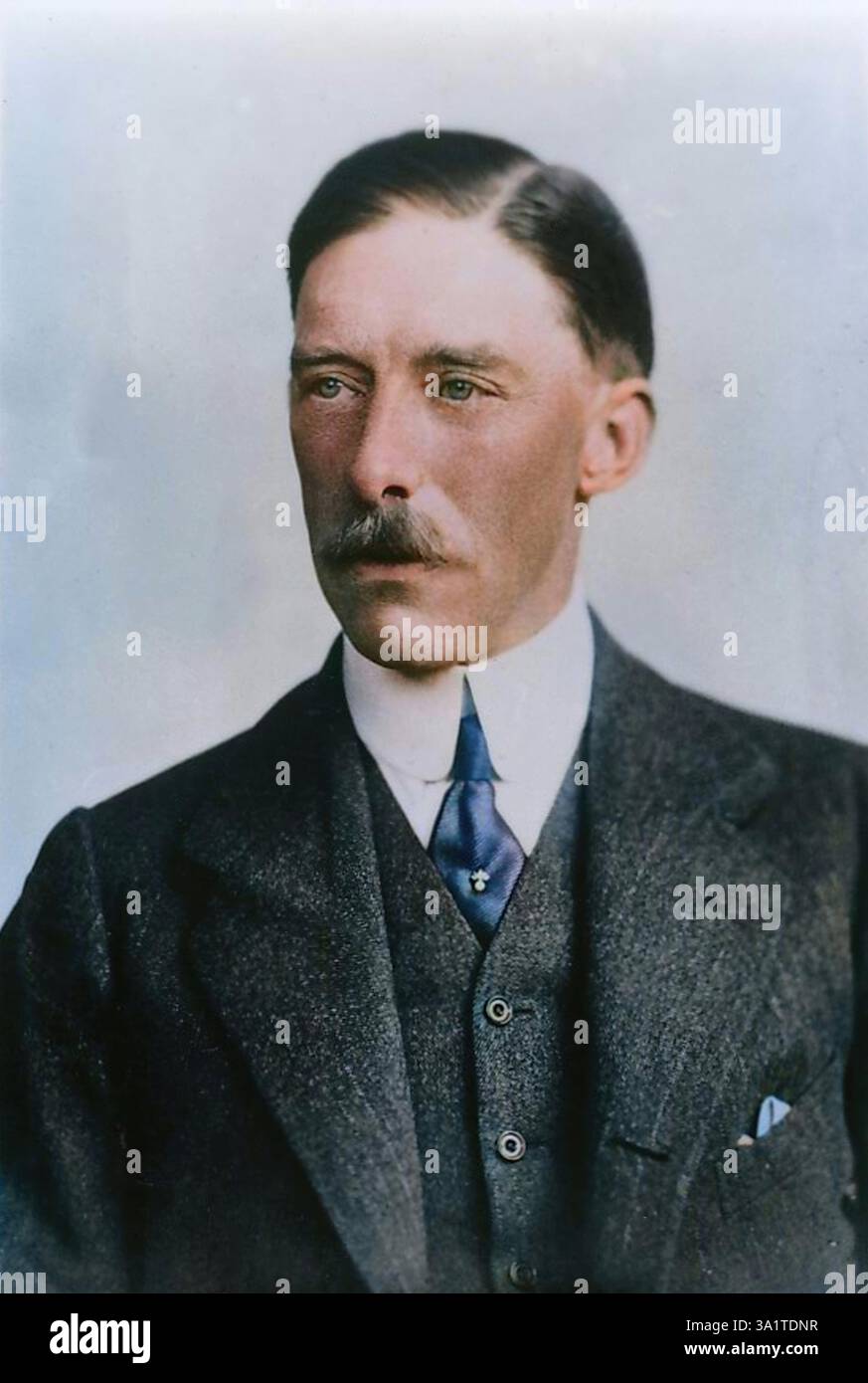 Henry George Charles Lascelles, vi conte di Harewood (1882-1947), 1937. Lascalles era un soldato britannico, pari e proprietario terriero dello Yorkshire. Era il genero di re Giorgio V e della regina Mary. Carta n. 12 di 48 da "Coronation souvenir" carte di sigarette prodotte per sigarette del torneo. [RJ Lea Ltd, Manchester, 1937]. (Stampa a colori in bianco e nero). Foto Stock