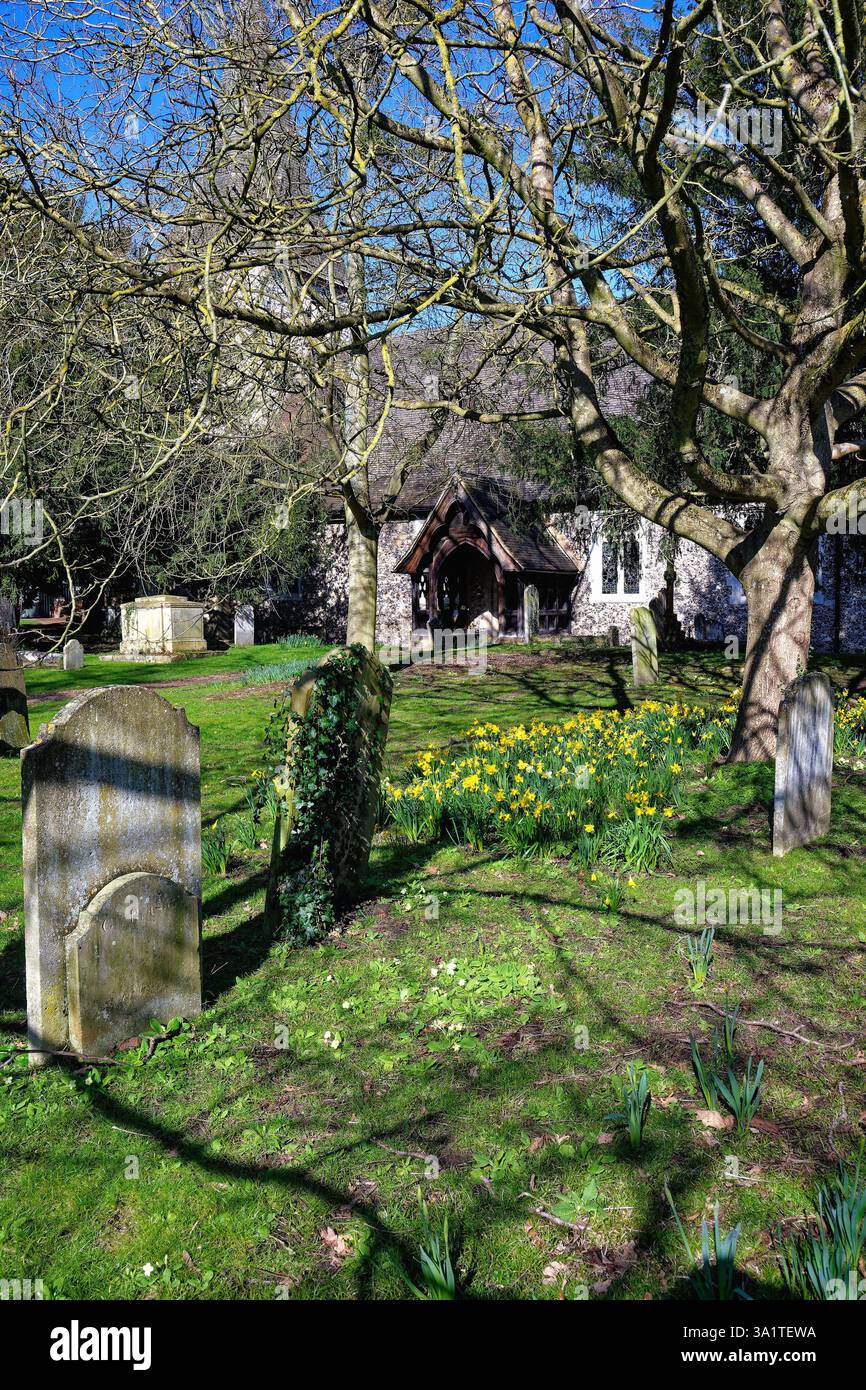 Il cimitero di St. Peter e St. Andrew in una giornata di primavera soleggiata Old Windsor Berkshire Inghilterra Regno Unito Foto Stock