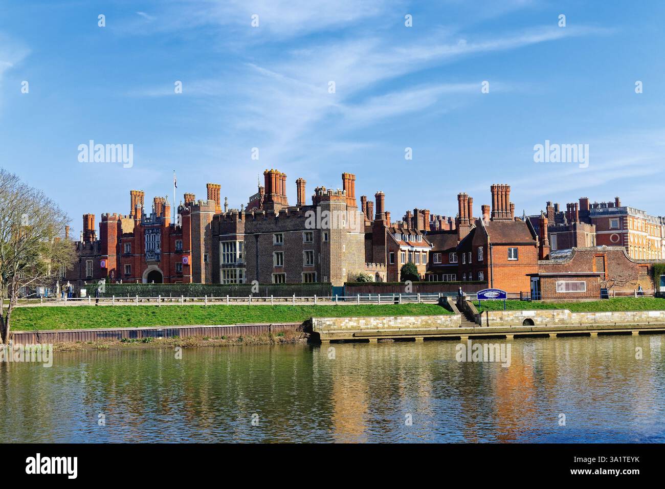 Il Tamigi e il palazzo di Hampton Court in un giorno di primavera soleggiato, South West London Inghilterra Regno Unito Foto Stock
