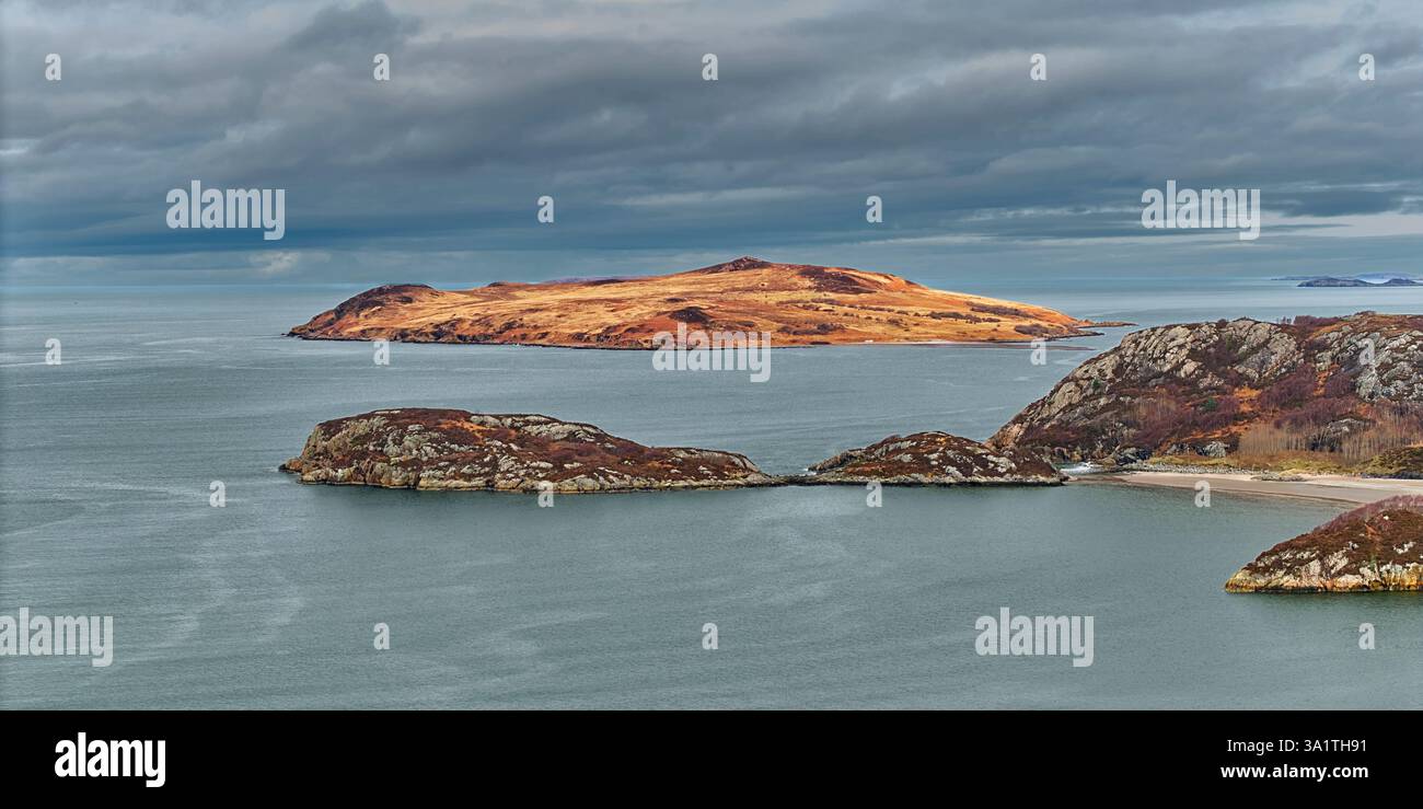 Gruinard Bay Ross e Cromarty Scotland che guardano dall'altra parte della baia all'isola Gruinard Foto Stock