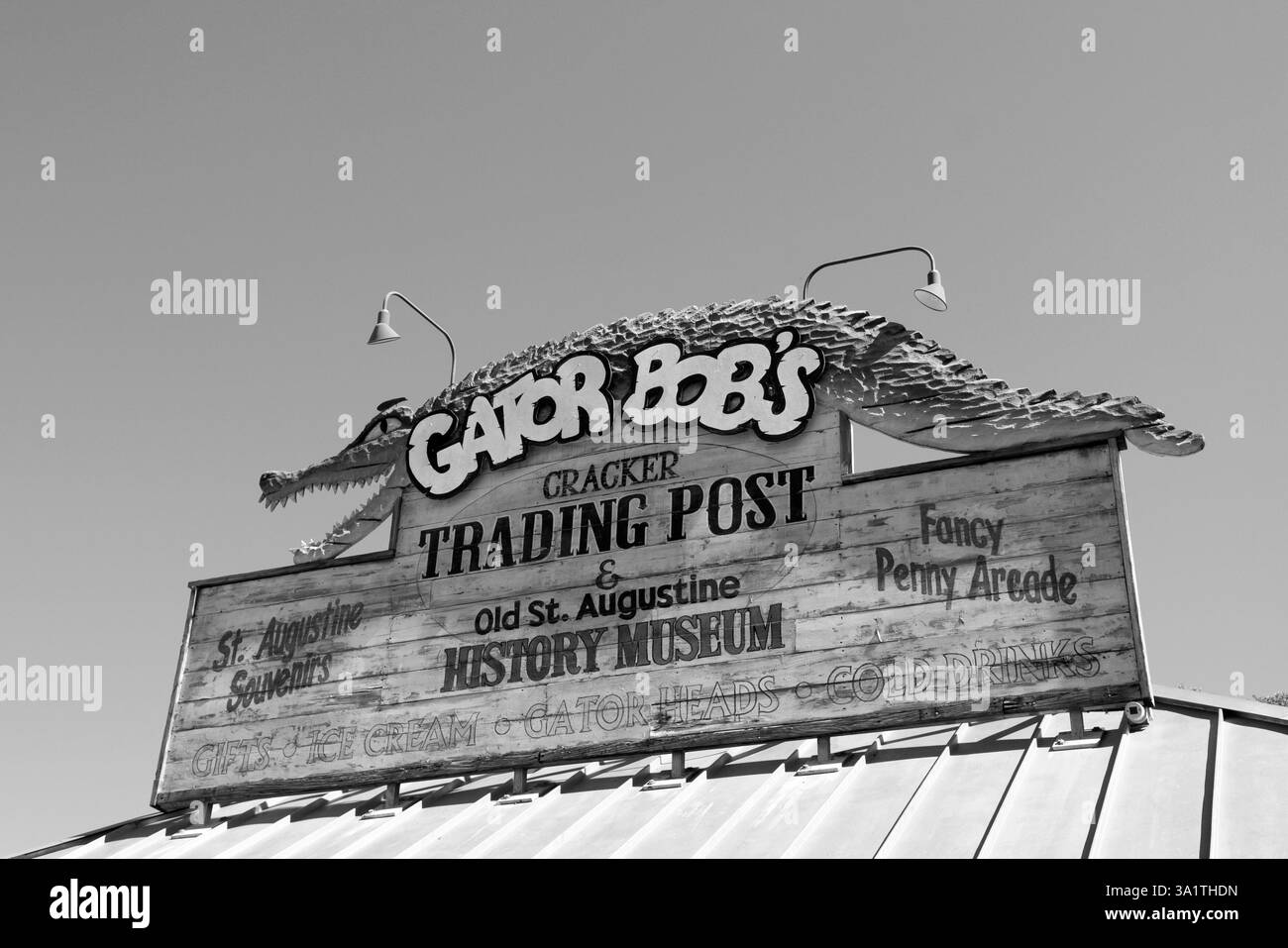 Negozio Gator Bob's Trading Post a St. Augustine, Florida, Stati Uniti, con arredamento rustico, souvenir, e fascino locale. Foto Stock Negozio Gator Bob's Trading Post a St. Augustine, Florida, Stati Uniti, con arredamento rustico, souvenir, e fascino locale. Foto Stock