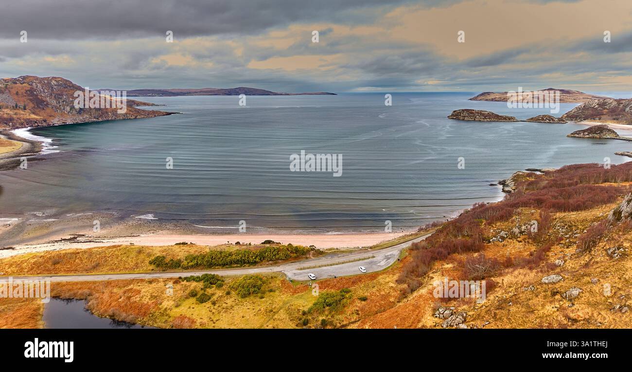 Gruinard Bay Ross e Cromarty Scotland la colorata spiaggia di sabbia marina A832 Road e Gruinard Island Foto Stock