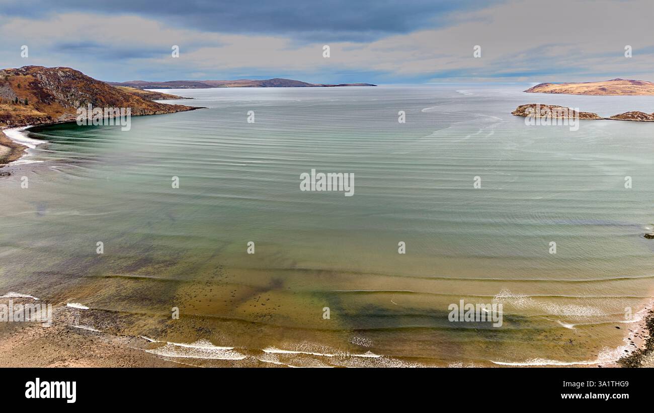Gruinard Bay Ross e Cromarty Scotland la colorata spiaggia di sabbia marina e la costa Foto Stock