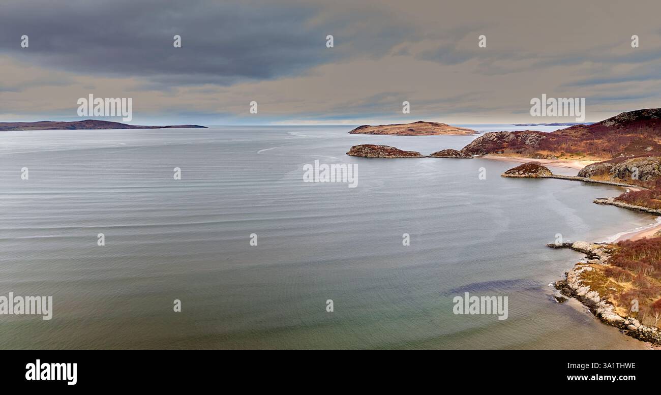 Gruinard Bay Ross e Cromarty Scotland si affacciano sul mare passando per le spiagge sabbiose fino all'isola Gruinard Foto Stock