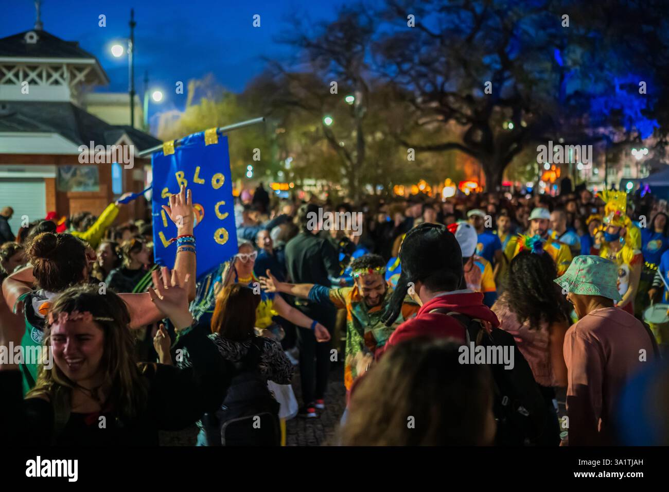 Gente che celebra il carnevale a Jardim Roque Gameiro, Lisbona Foto Stock