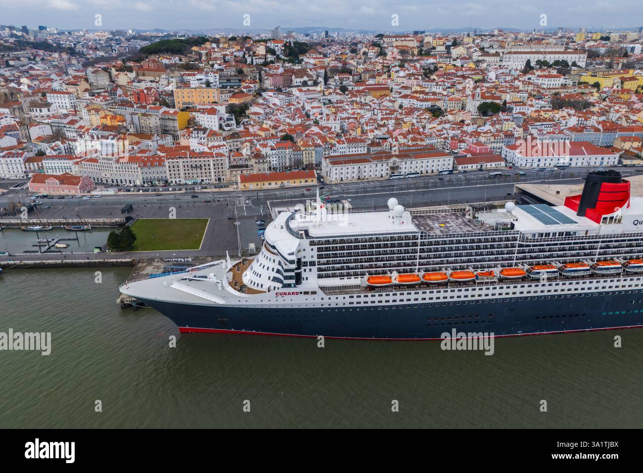 Vista aerea della nave da crociera parcheggiata nel porto delle navi da crociera di Lisbona - Jardim do Tabaco Quay, Lisbona, Portogallo Foto Stock