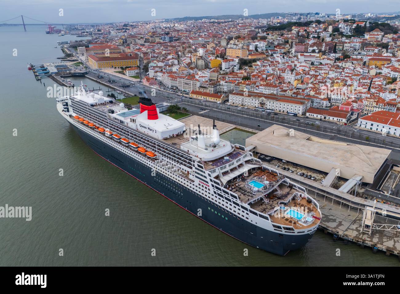Vista aerea della nave da crociera parcheggiata nel porto delle navi da crociera di Lisbona - Jardim do Tabaco Quay, Lisbona, Portogallo Foto Stock