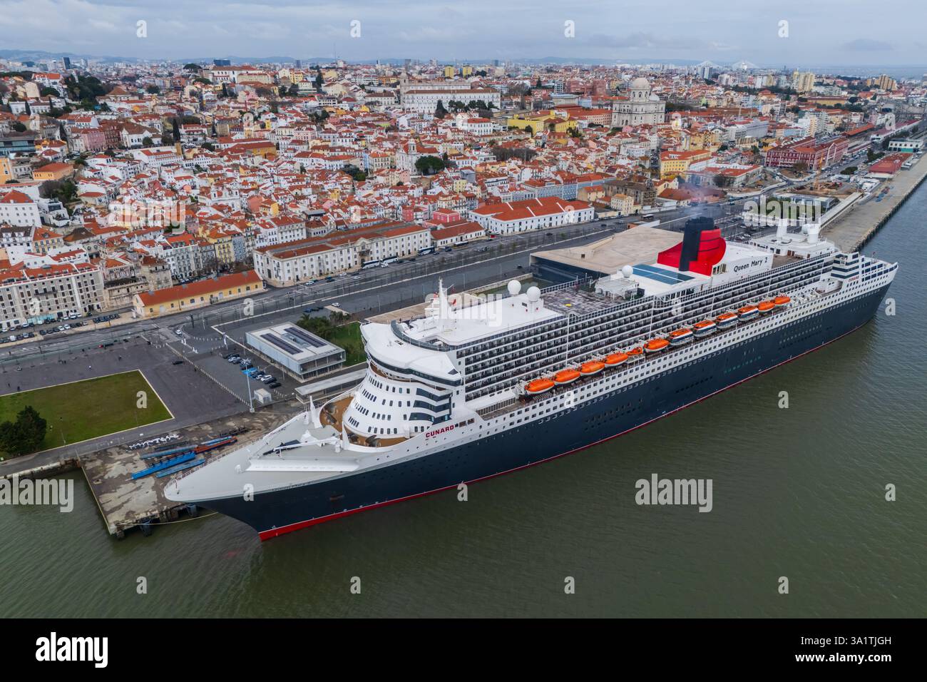 Vista aerea della nave da crociera parcheggiata nel porto delle navi da crociera di Lisbona - Jardim do Tabaco Quay, Lisbona, Portogallo Foto Stock