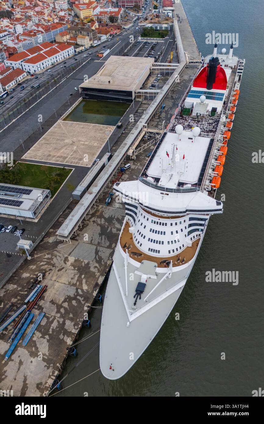 Vista aerea della nave da crociera parcheggiata nel porto delle navi da crociera di Lisbona - Jardim do Tabaco Quay, Lisbona, Portogallo Foto Stock