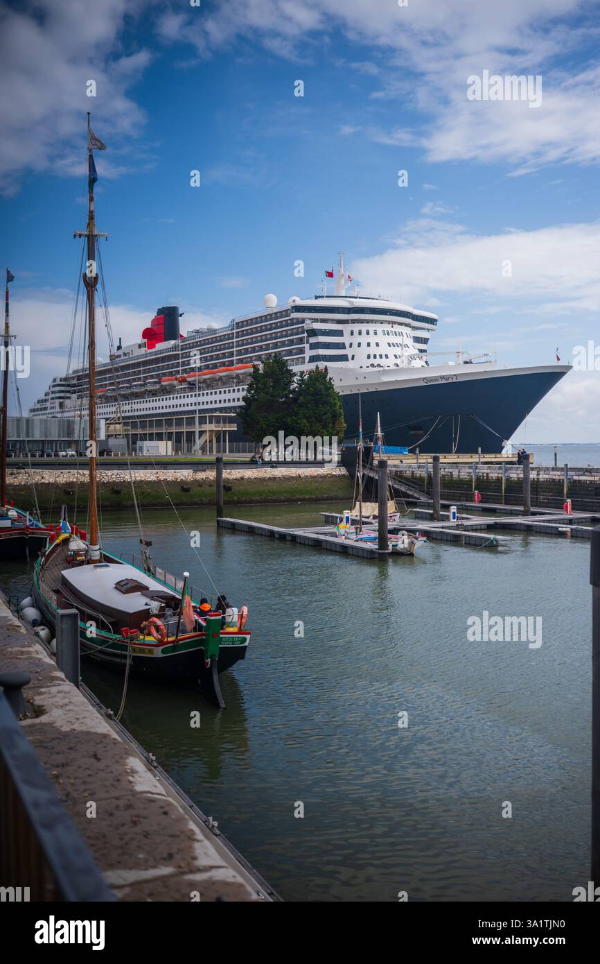 Barca da crociera parcheggiata nel porto crocieristico di Lisbona - Jardim do Tabaco Quay, Lisbona, Portogallo Foto Stock