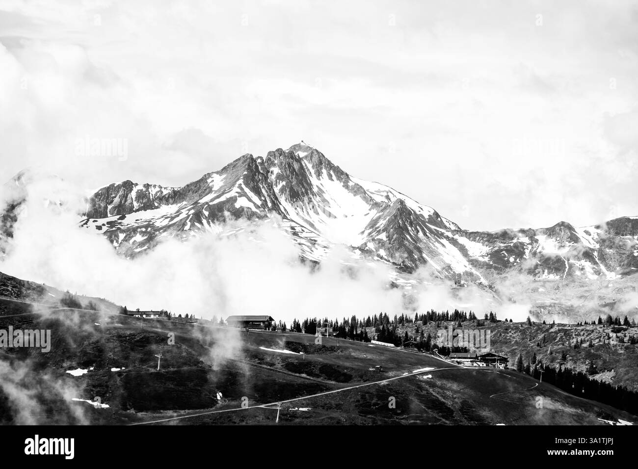 Vista da Schatzberg del paesaggio circostante. Natura idilliaca a Wildschönau nel distretto di Kufstein in Austria. Paesaggio montano nel Kitzbü Foto Stock